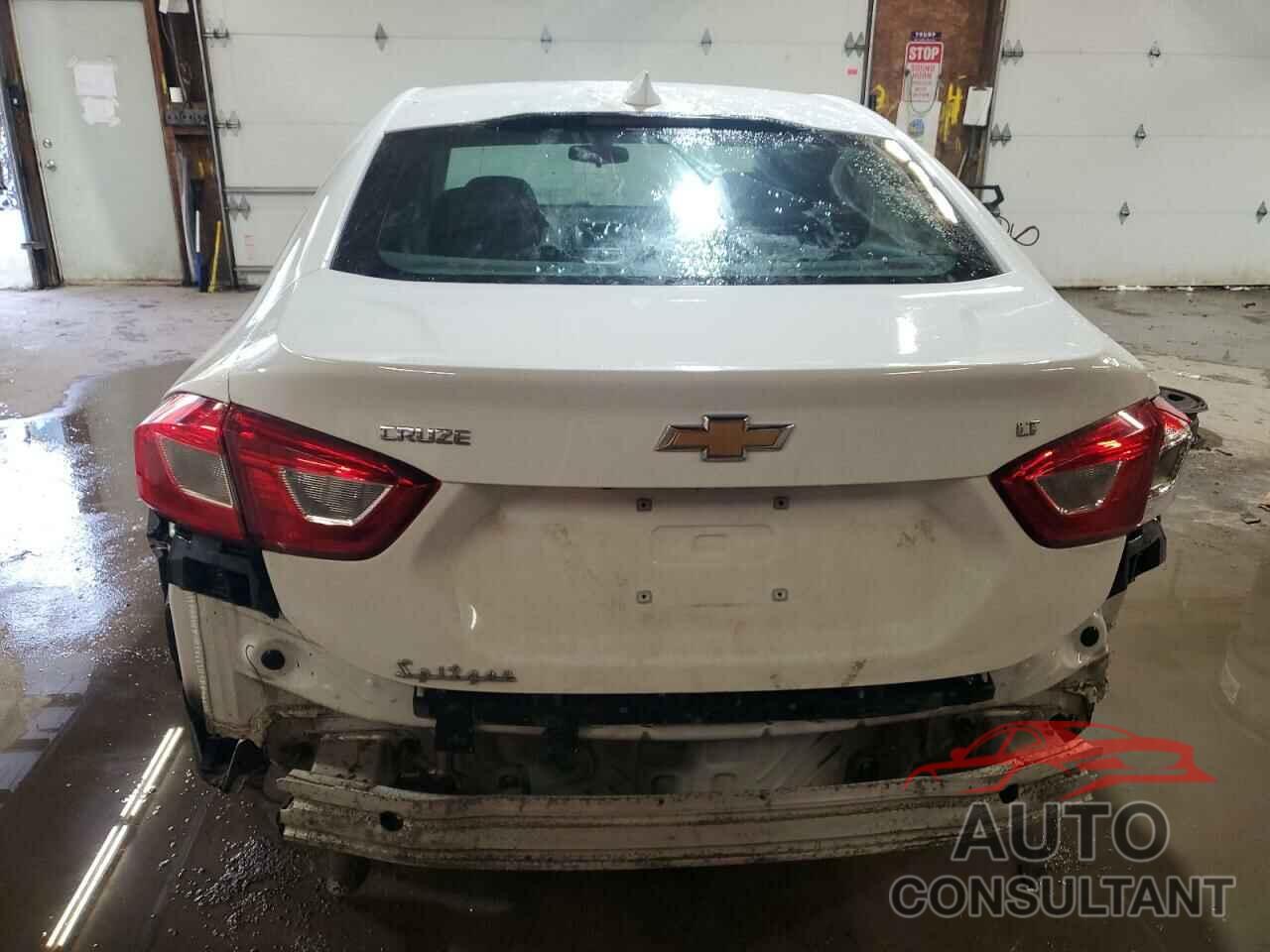 CHEVROLET CRUZE 2018 - 1G1BE5SM9J7220973