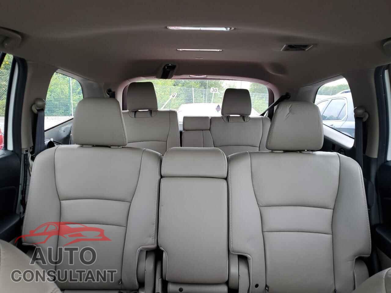 HONDA PILOT 2017 - 5FNYF6H57HB044966