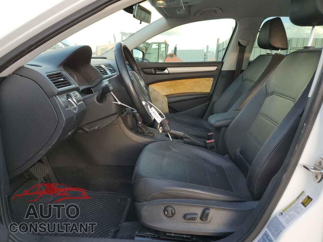 VOLKSWAGEN PASSAT 2015 - 1VWAT7A39FC082196