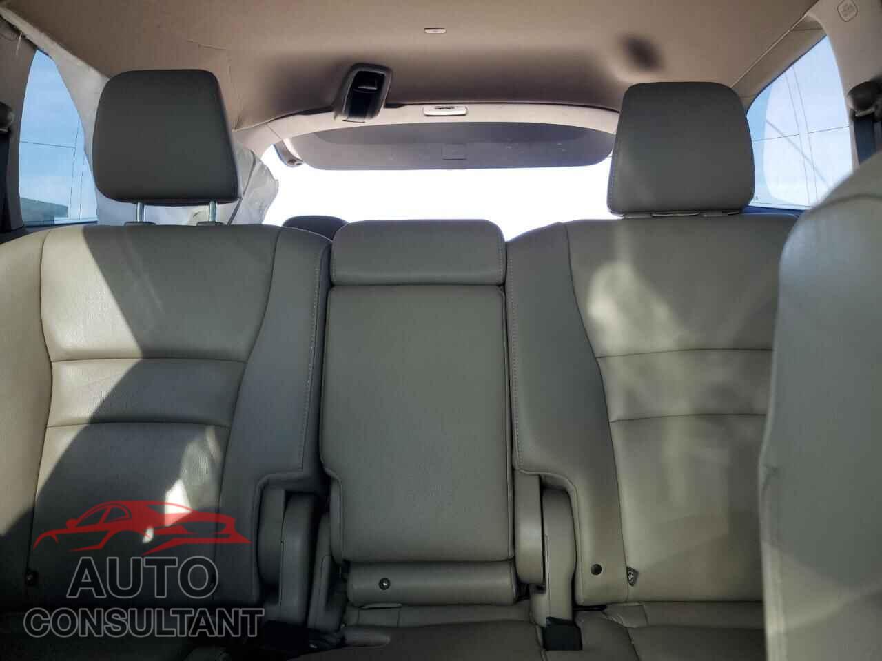 HONDA PILOT 2018 - 5FNYF5H73JB014655