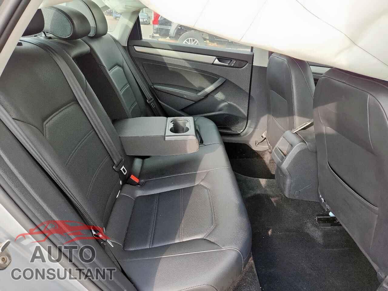 VOLKSWAGEN PASSAT 2015 - 1VWAT7A37FC112926