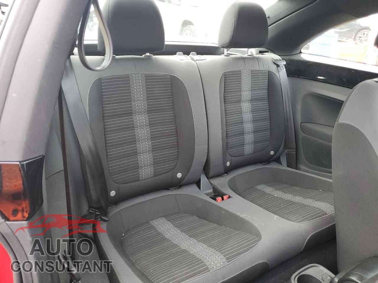 VOLKSWAGEN BEETLE 2013 - 3VWVA7AT5DM603790