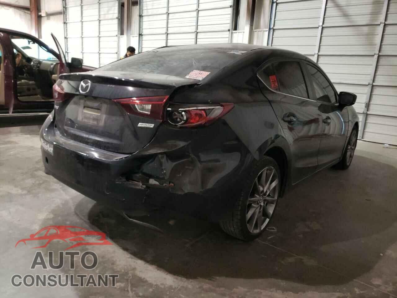 MAZDA 3 2018 - 3MZBN1V37JM197196