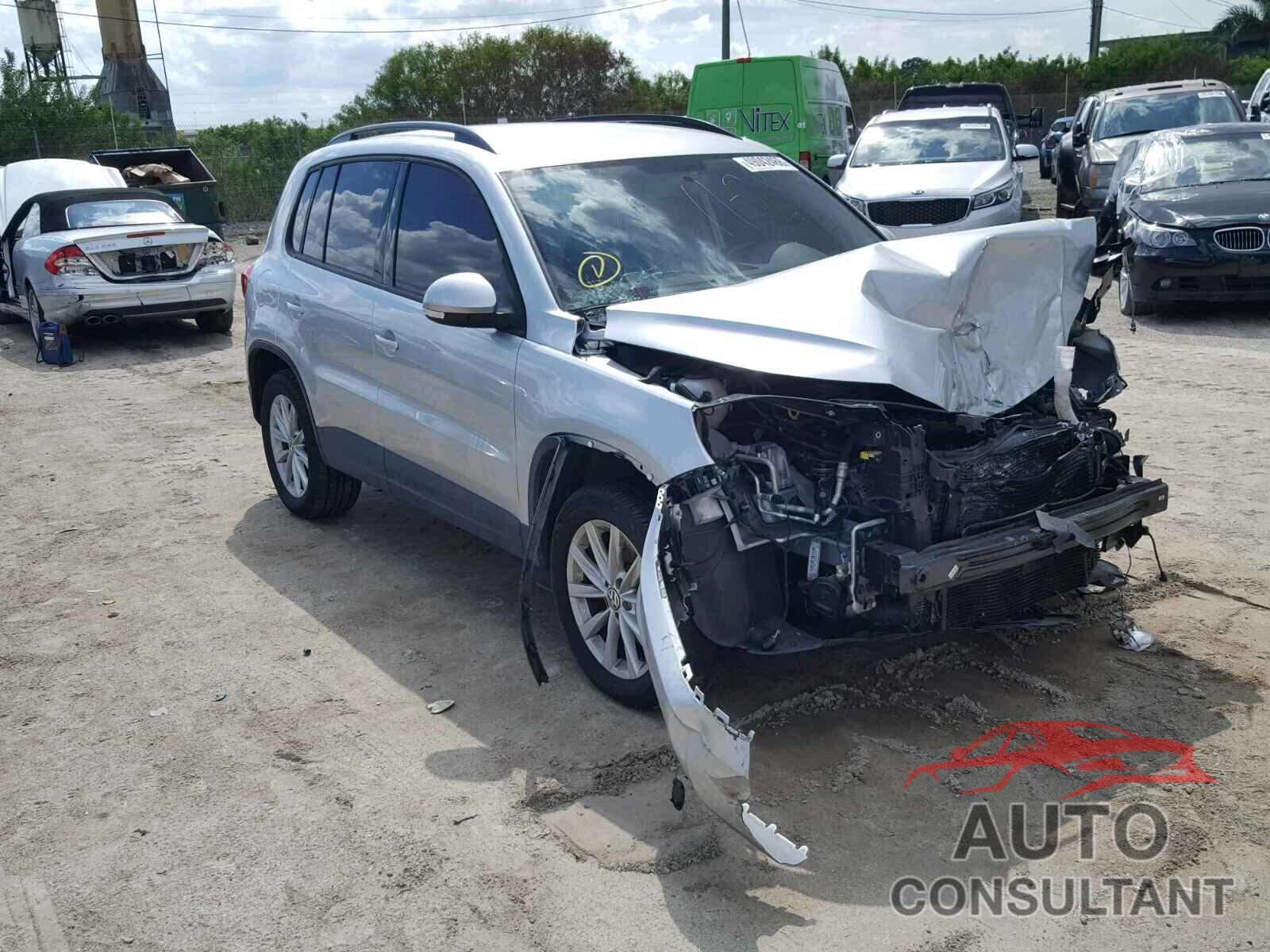 VOLKSWAGEN TIGUAN S 2017 - WVGAV7AX1HK049908