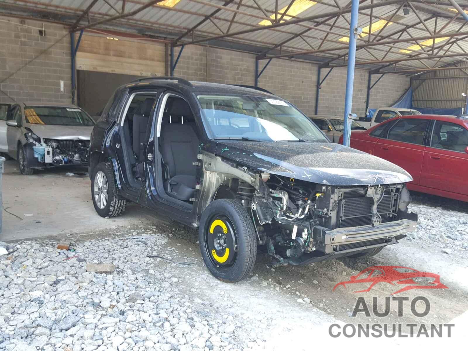 VOLKSWAGEN TIGUAN S 2017 - WVGAV7AX6HK045238