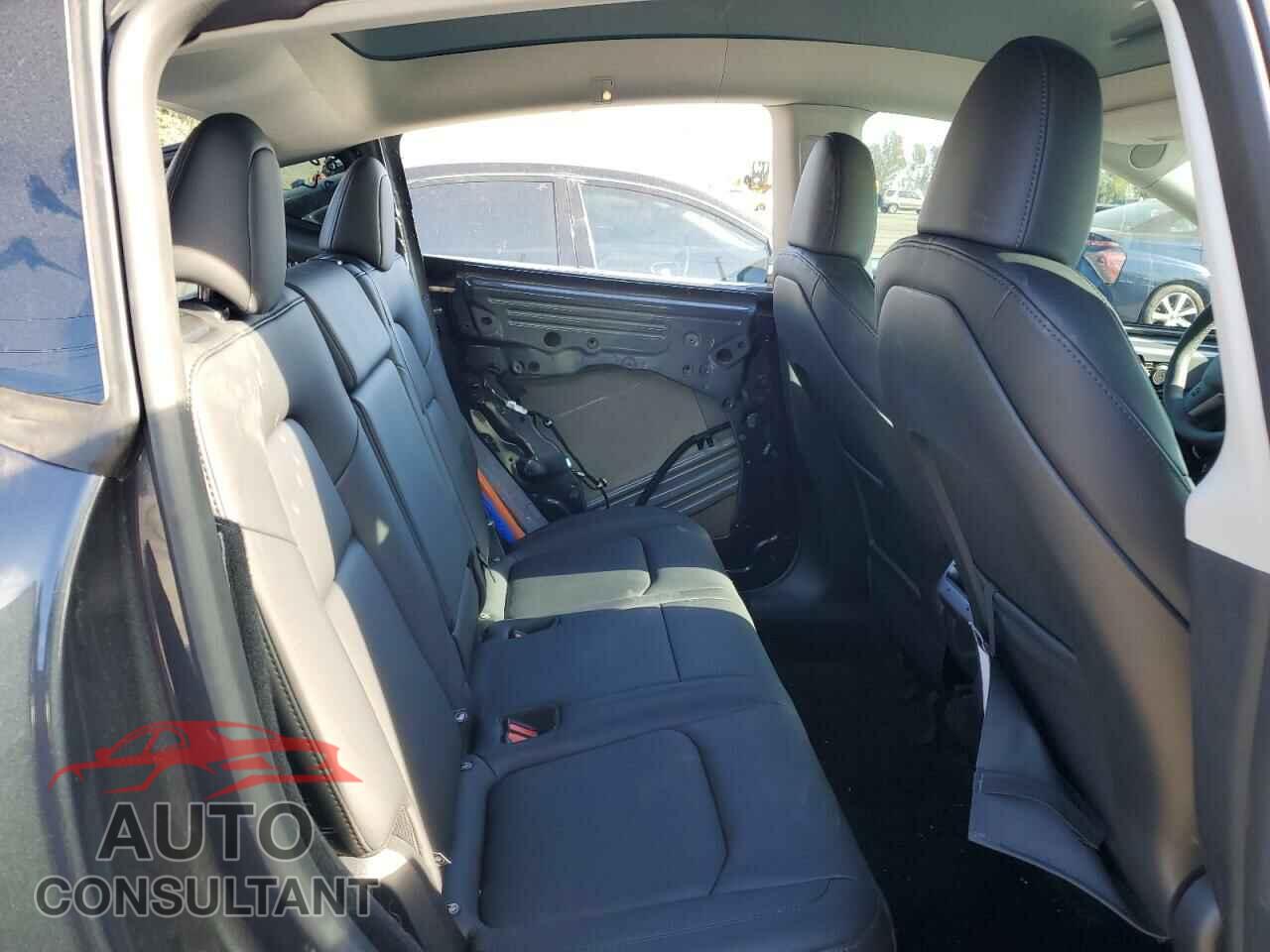 TESLA MODEL Y 2025 - 7SAYGDEE5SF242588