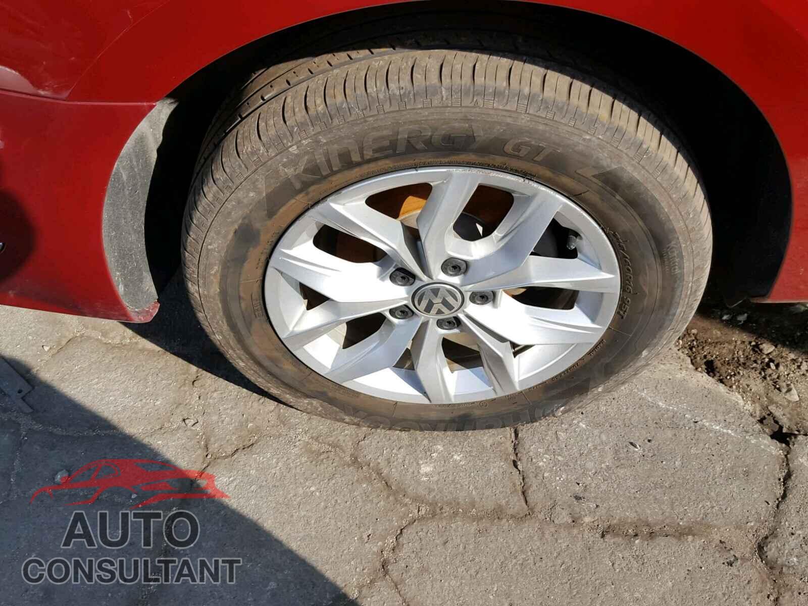 VOLKSWAGEN PASSAT 2017 - 1VWAT7A33HC020084