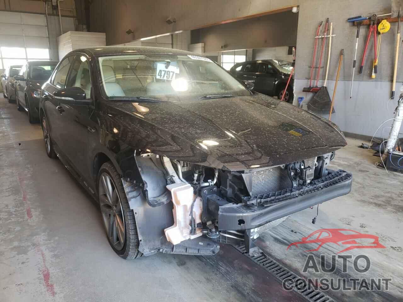 VOLKSWAGEN PASSAT 2018 - 1VWAA7A31JC019320