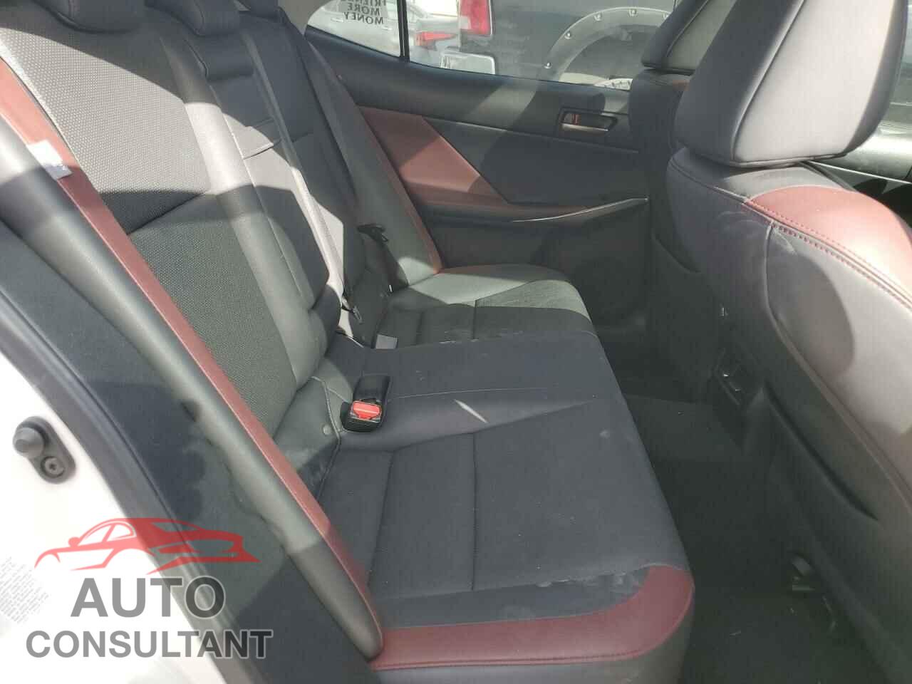 LEXUS IS 2018 - JTHBA1D20J5080183