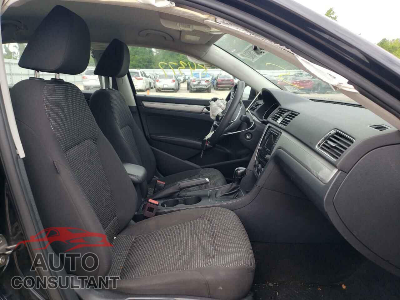 VOLKSWAGEN PASSAT 2018 - 1VWAA7A37JC005342