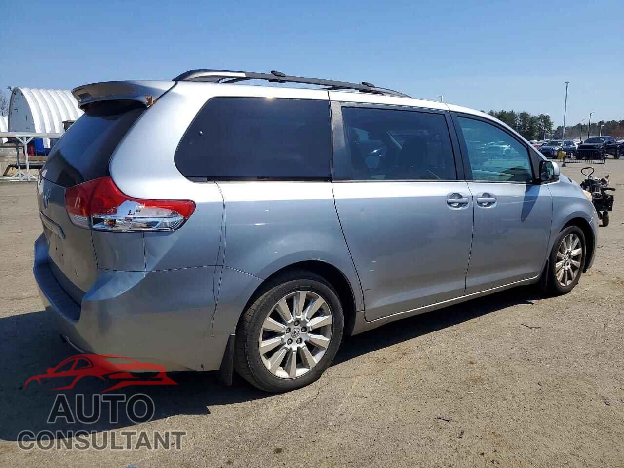 TOYOTA SIENNA 2013 - 5TDDK3DC8DS062041