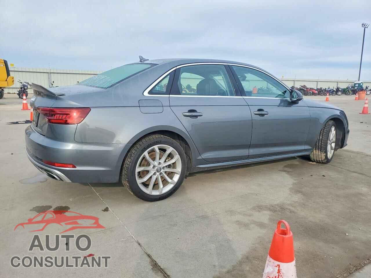 AUDI A4 2019 - WAUDNAF41KA106938
