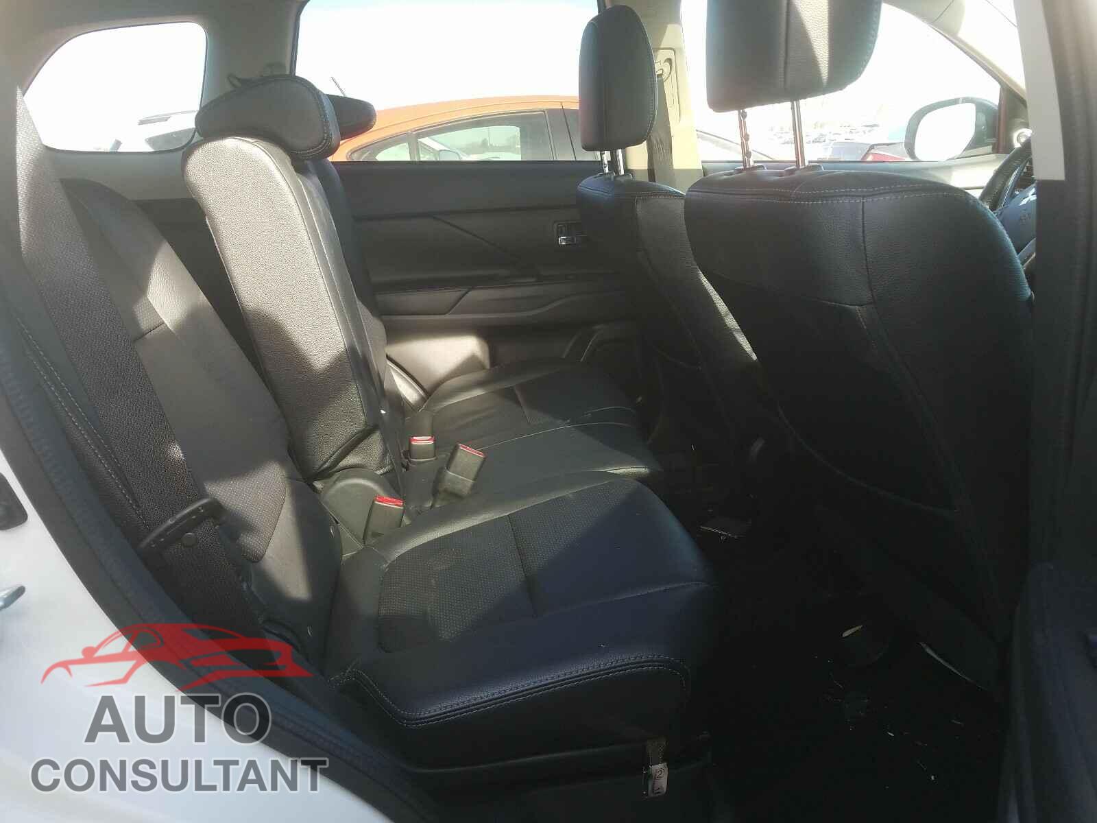 MITSUBISHI OUTLANDER 2018 - JA4AD3A37JZ061209