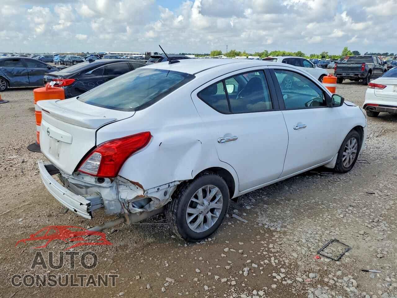 NISSAN VERSA 2017 - 3N1CN7AP3HL892989