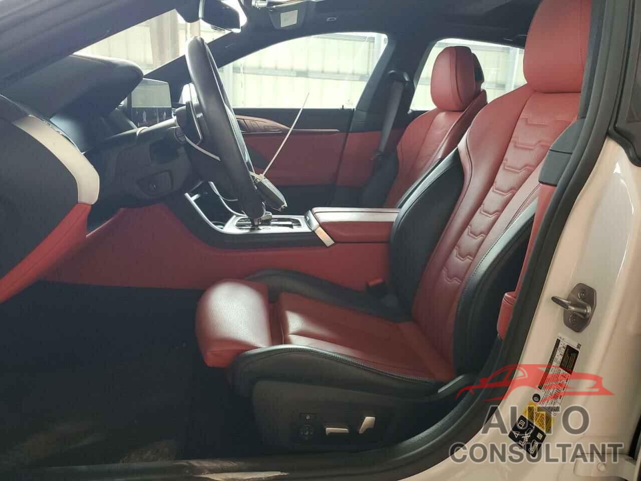 BMW 8 SERIES 2023 - WBAGV4C00PCL13414
