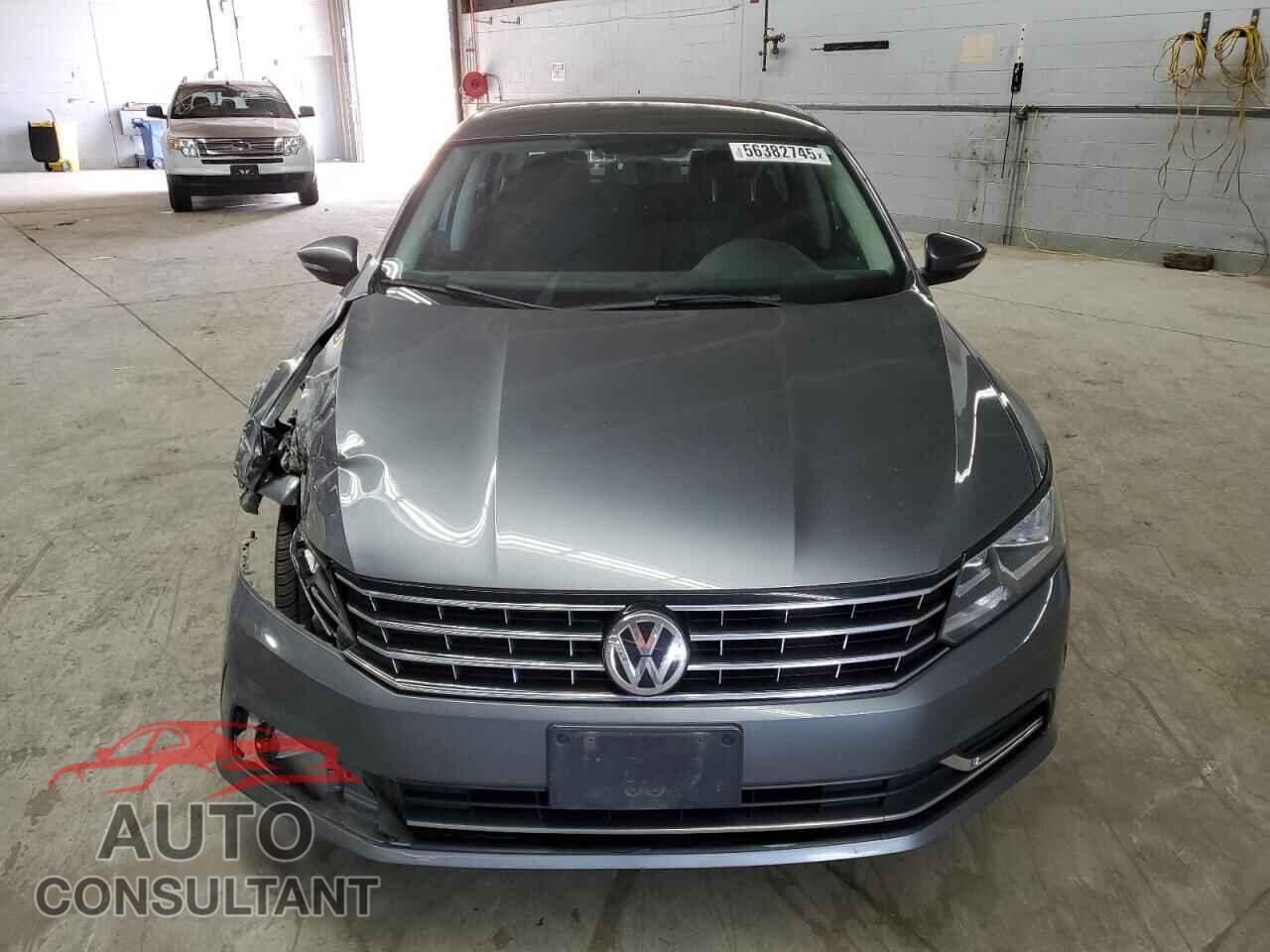 VOLKSWAGEN PASSAT 2017 - 1VWAT7A38HC006830