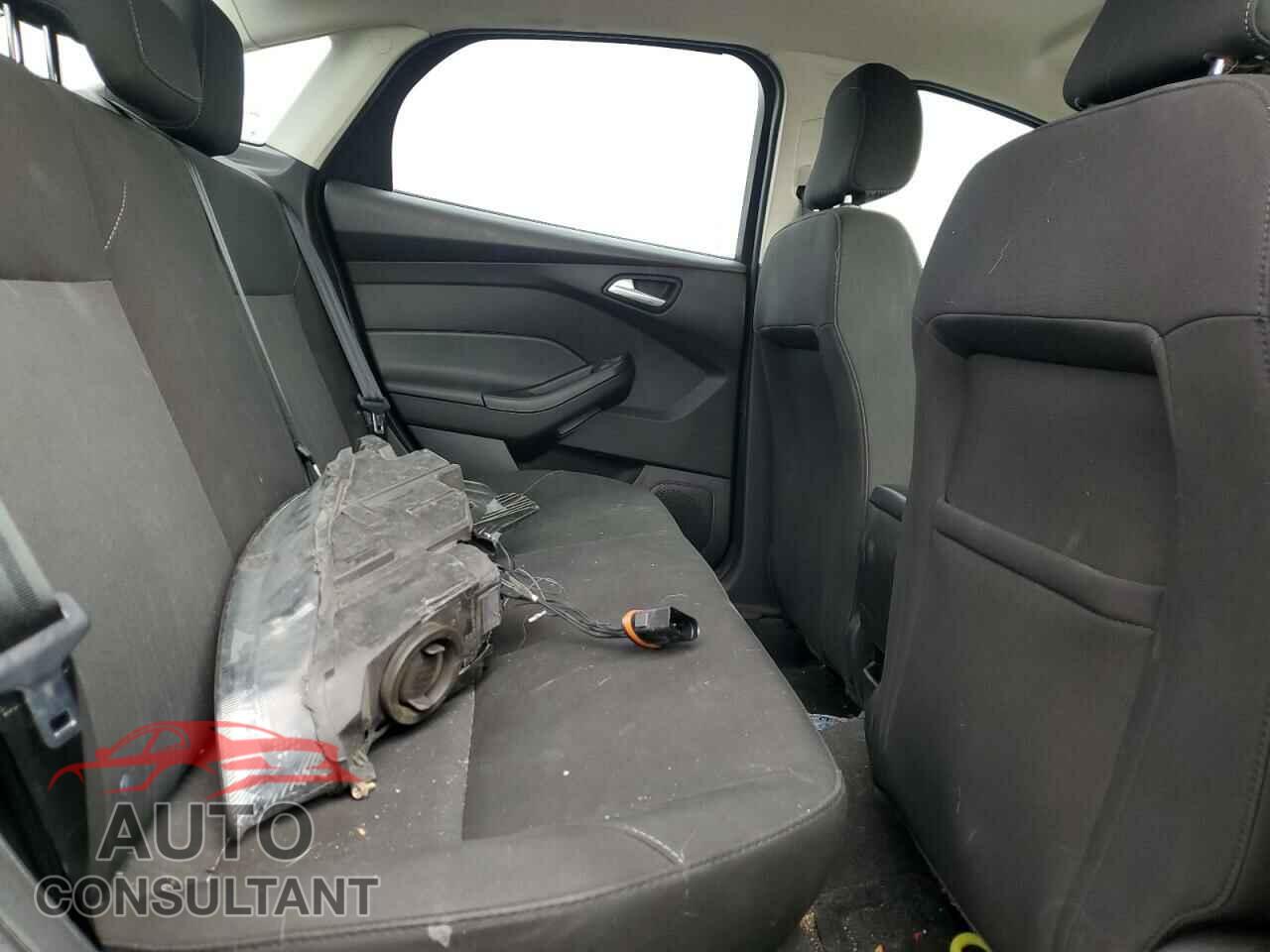 FORD FOCUS 2018 - 1FADP3FE8JL300246