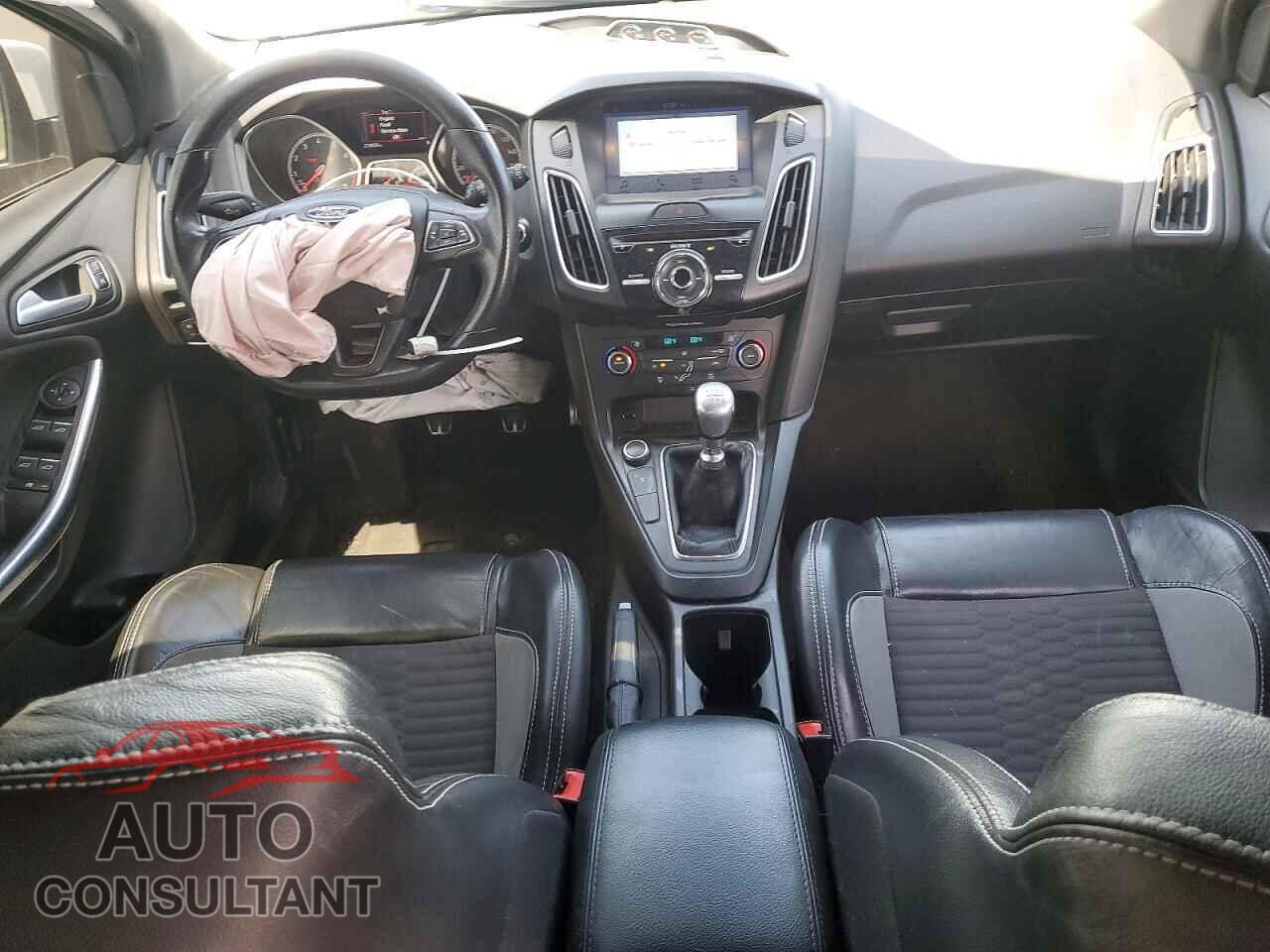 FORD FOCUS 2017 - 1FADP3L96HL284257