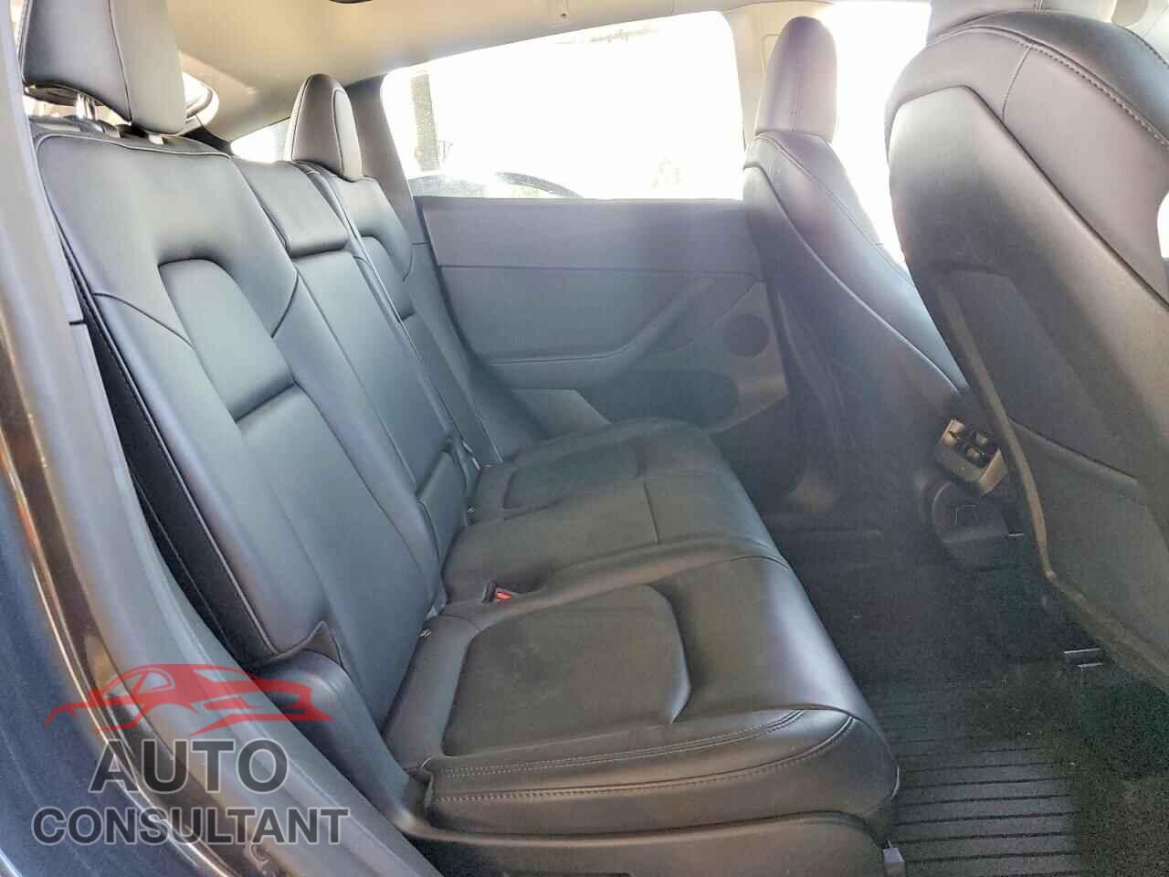 TESLA MODEL Y 2024 - 7SAYGAEE8RF100115