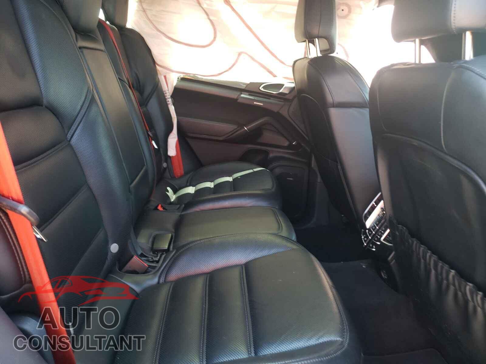 PORSCHE CAYENNE 2017 - WP1AA2A21HKA89735