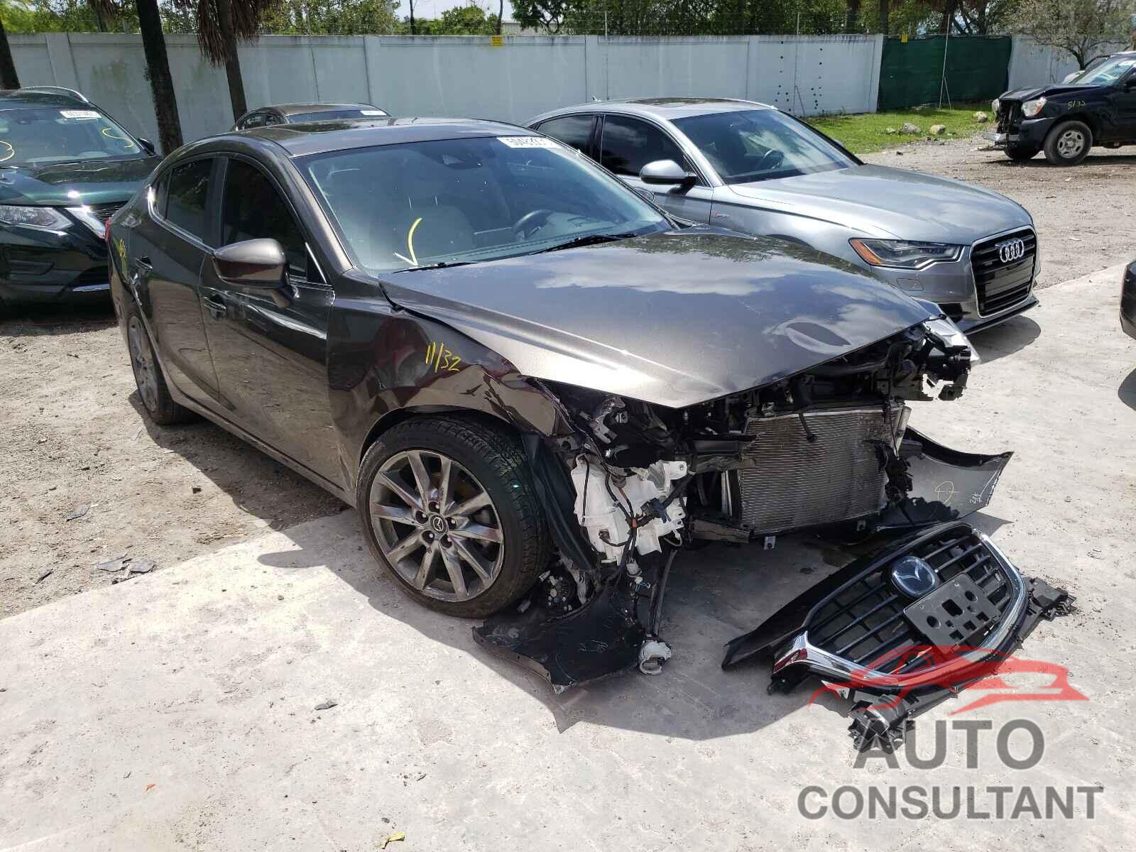 MAZDA 3 2018 - 3MZBN1W30JM160859