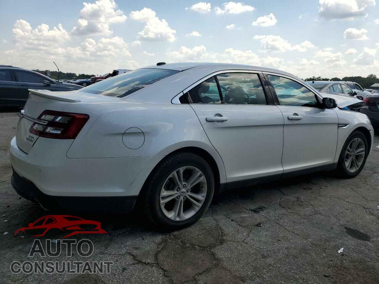 FORD TAURUS 2018 - 1FAHP2E88JG105456