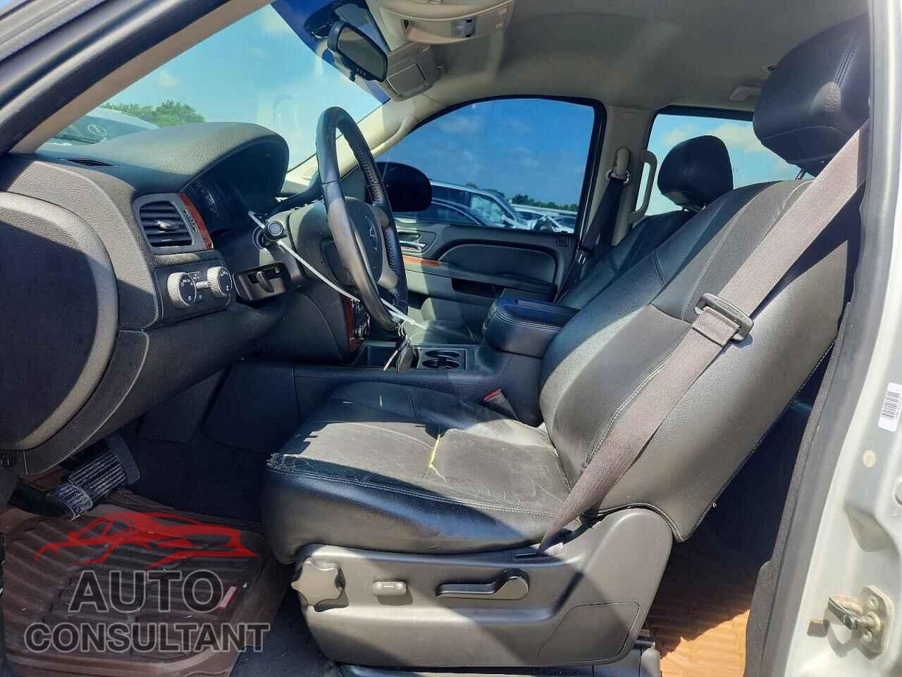 CHEVROLET TAHOE 2013 - 1GNSKBE01DR253182