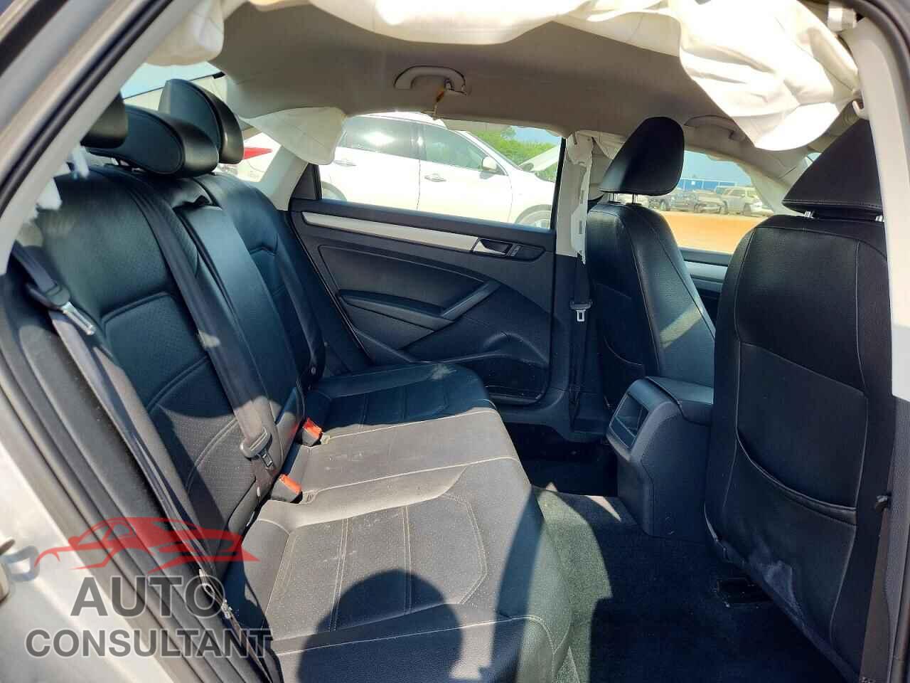 VOLKSWAGEN PASSAT 2015 - 1VWAT7A34FC017191