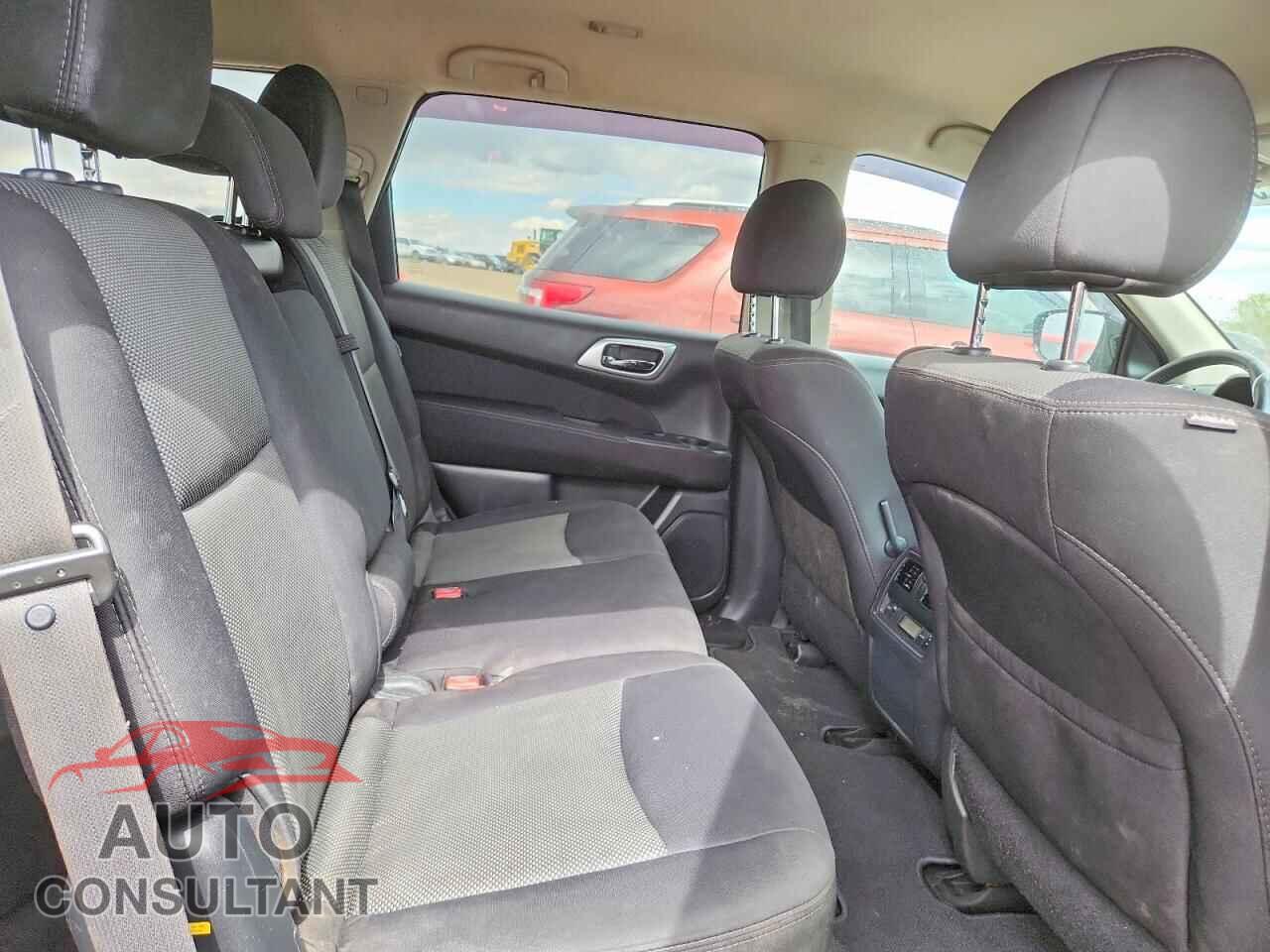 NISSAN PATHFINDER 2017 - 5N1DR2MM1HC656066