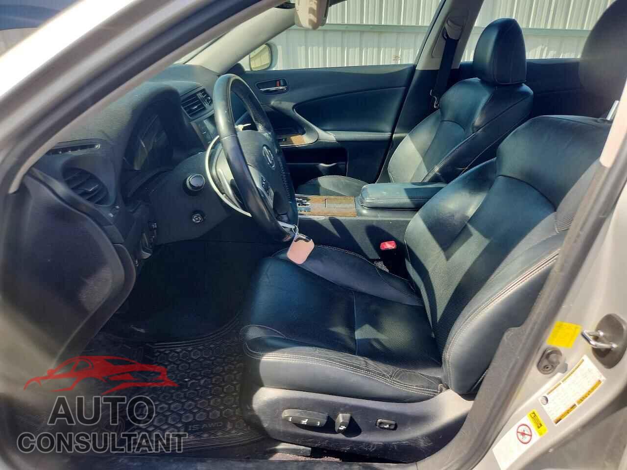 LEXUS IS 2011 - JTHCF5C26B5050427