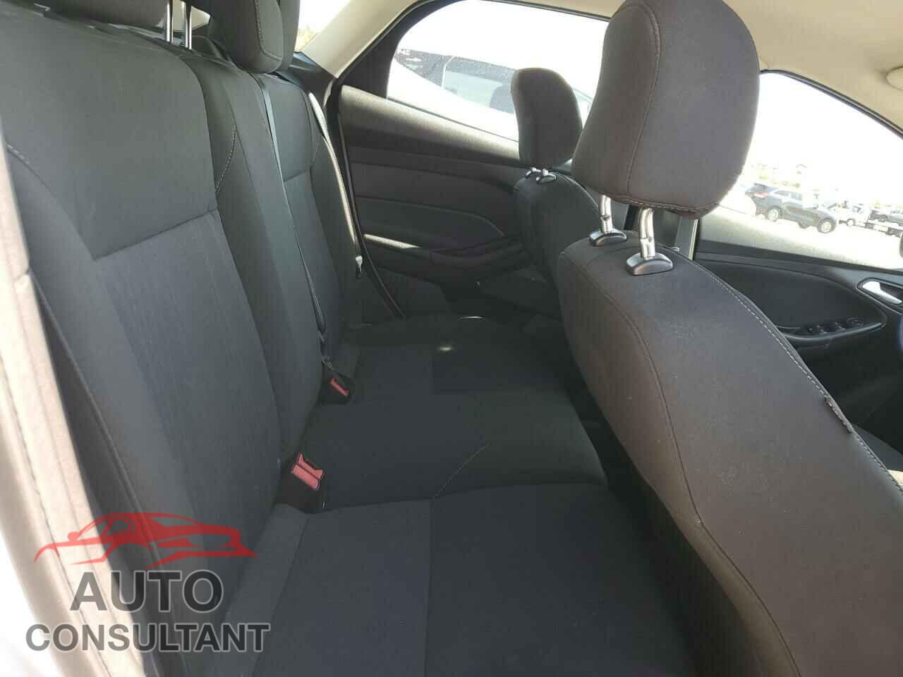 FORD FOCUS 2015 - 1FADP3K22FL301928