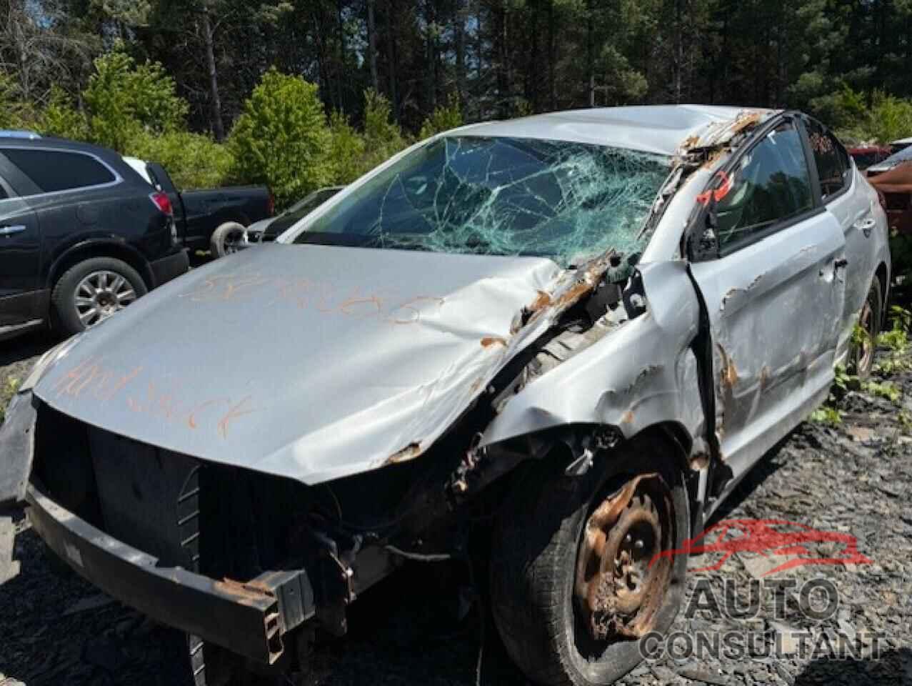HYUNDAI ELANTRA 2018 - KMHD84LF0JU705288