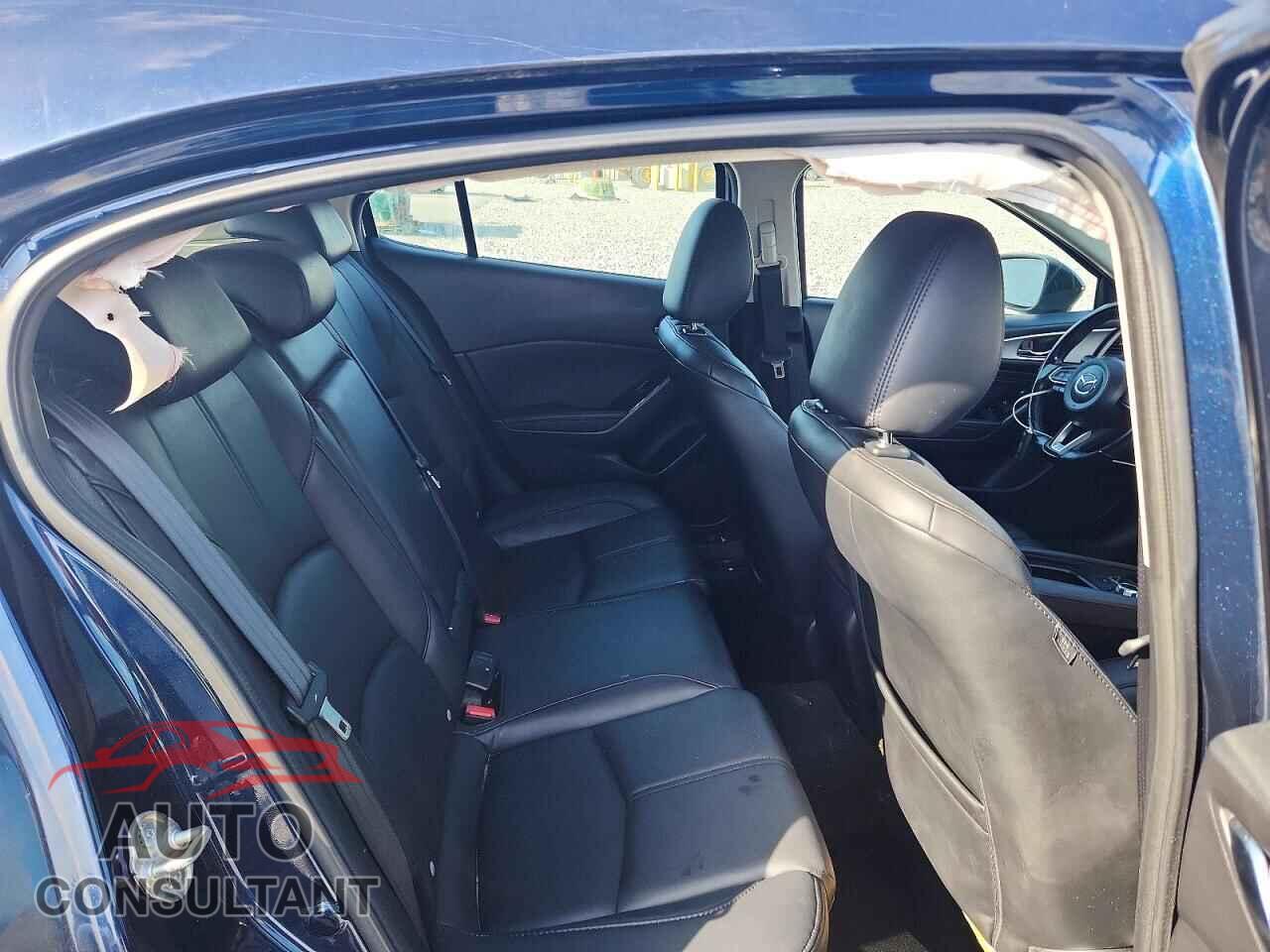 MAZDA 3 2018 - 3MZBN1L31JM227151