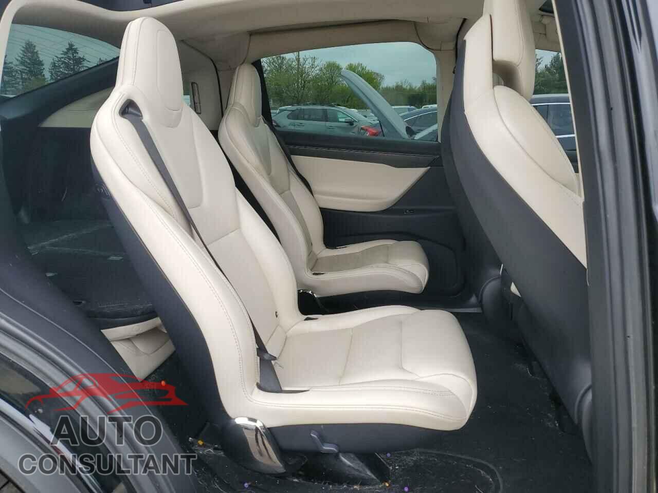 TESLA MODEL X 2018 - 5YJXCBE21JF121179