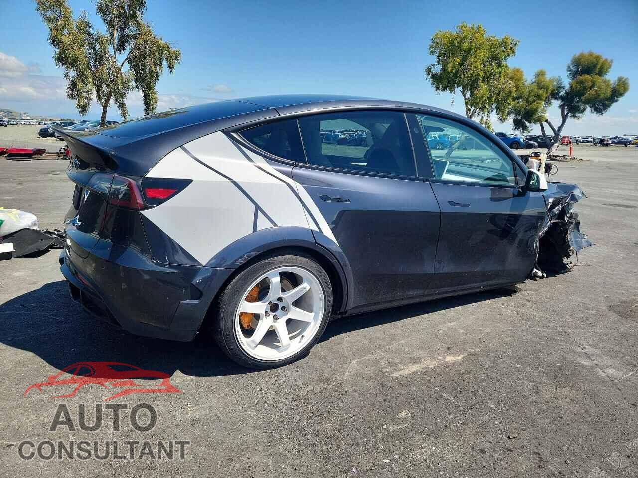 TESLA MODEL Y 2024 - 7SAYGDEE0RF005209