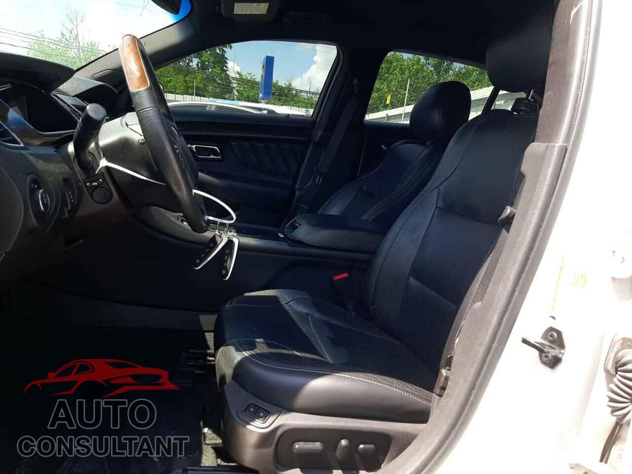 FORD TAURUS 2018 - 1FAHP2F82JG109744