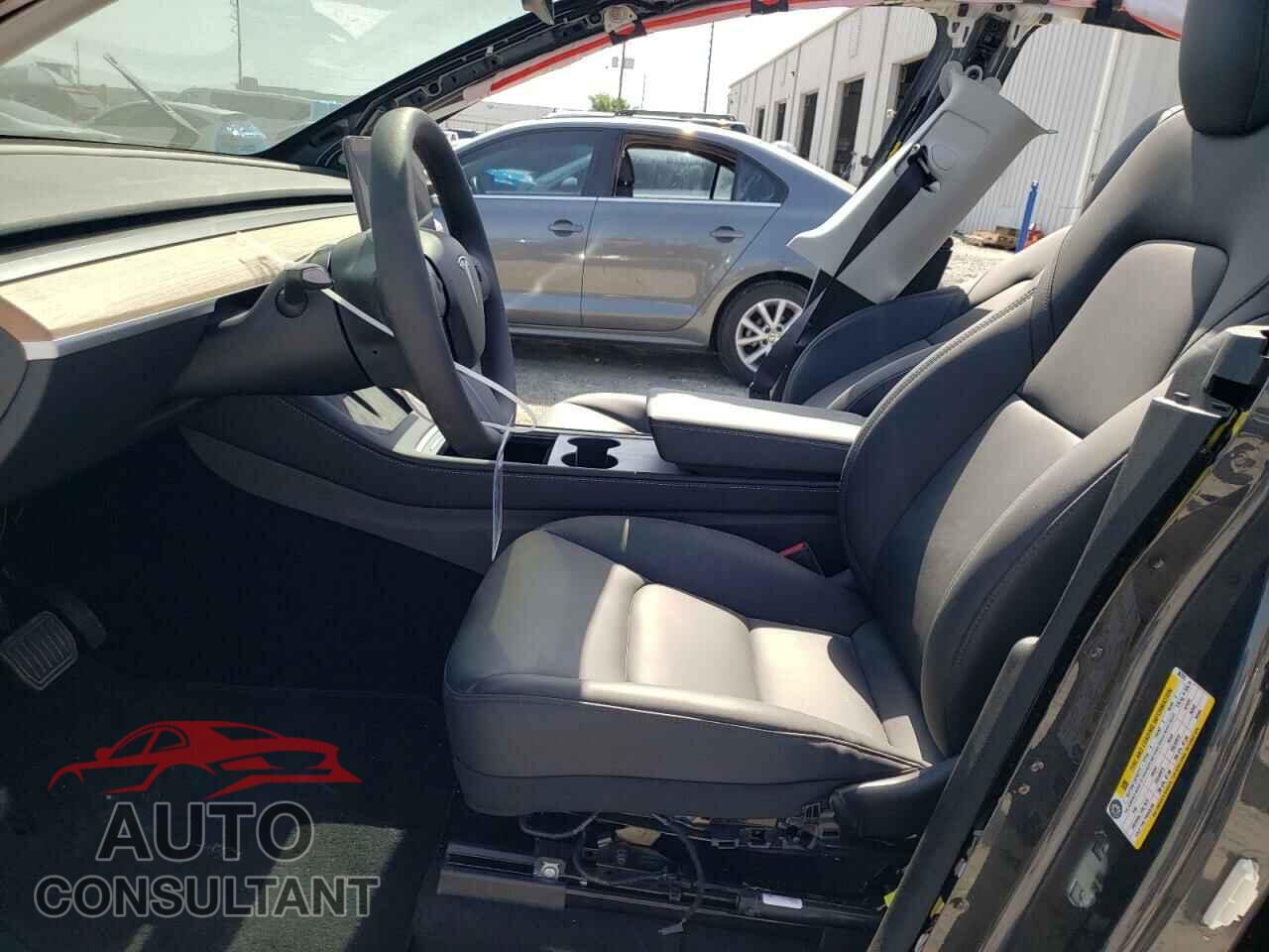 TESLA MODEL Y 2025 - 7SAYGDEE0SA367575