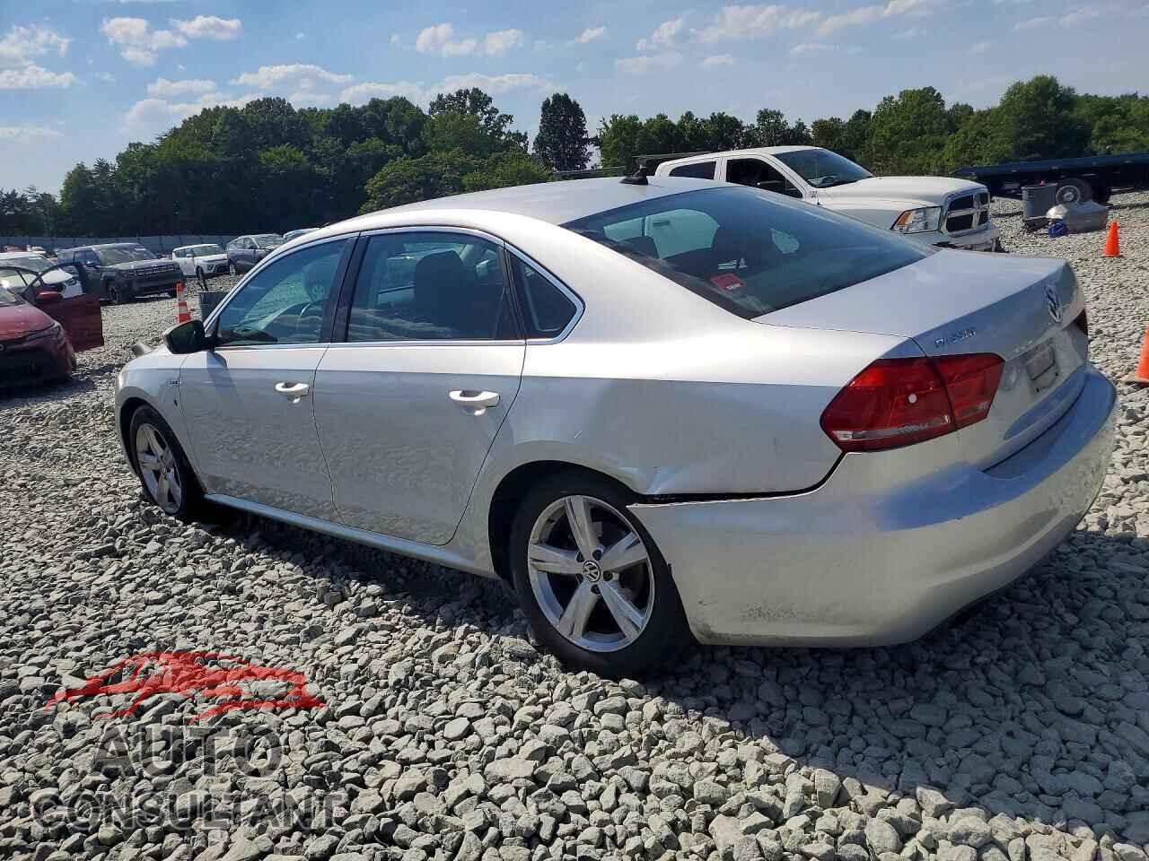 VOLKSWAGEN PASSAT 2015 - 1VWAT7A32FC100358