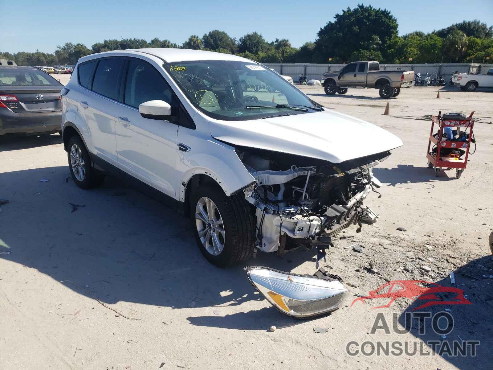 FORD ESCAPE 2017 - 1FMCU0G9XHUD66909