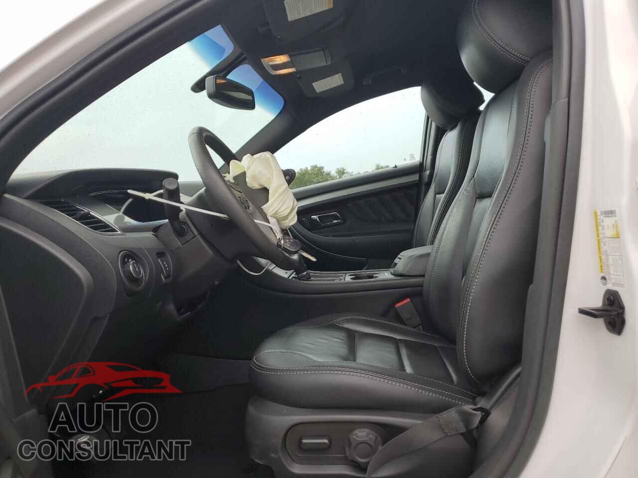 FORD TAURUS 2018 - 1FAHP2E84JG142102