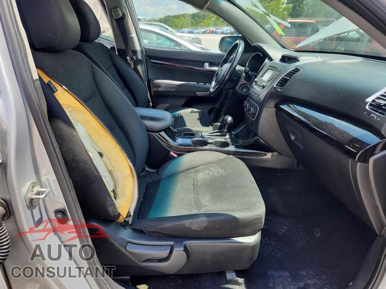 KIA SORENTO 2015 - 5XYKT4A67FG631454