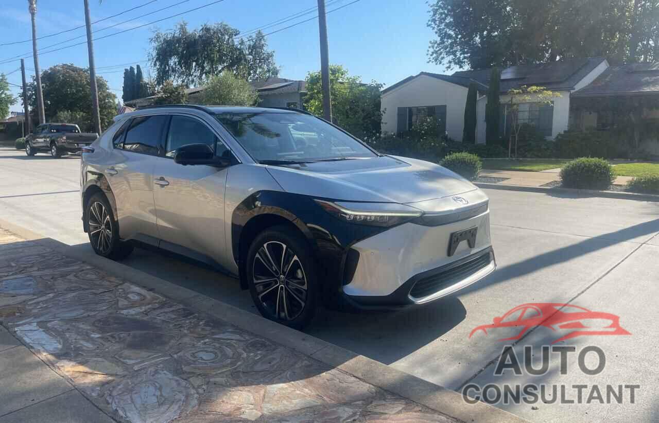 TOYOTA BZ4X XLE 2023 - JTMABABA1PA001575