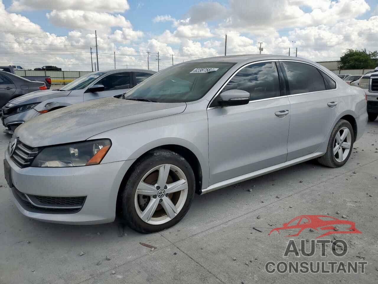 VOLKSWAGEN PASSAT 2013 - 1VWBH7A30DC028921