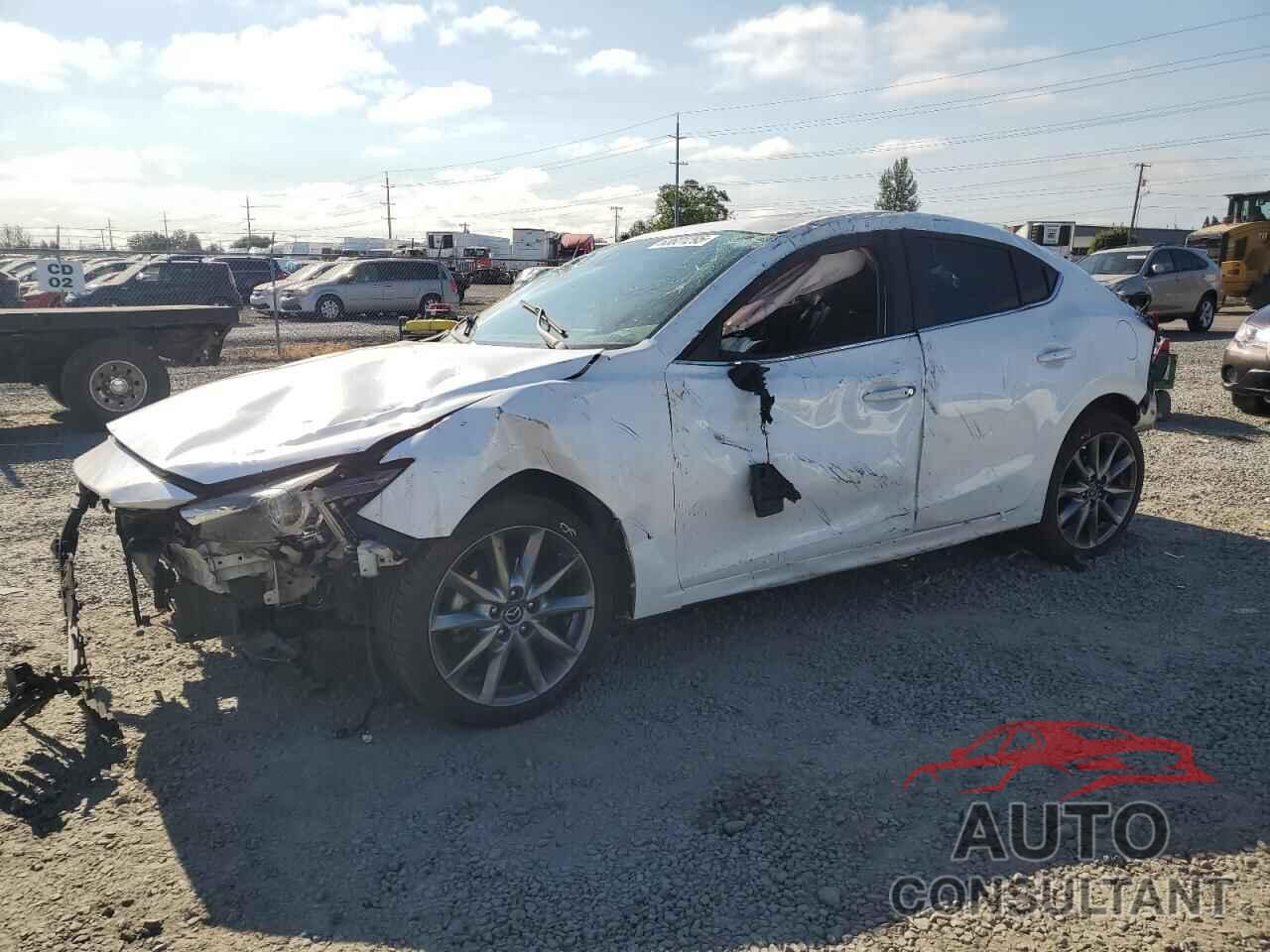 MAZDA 3 2018 - 3MZBN1W30JM161834