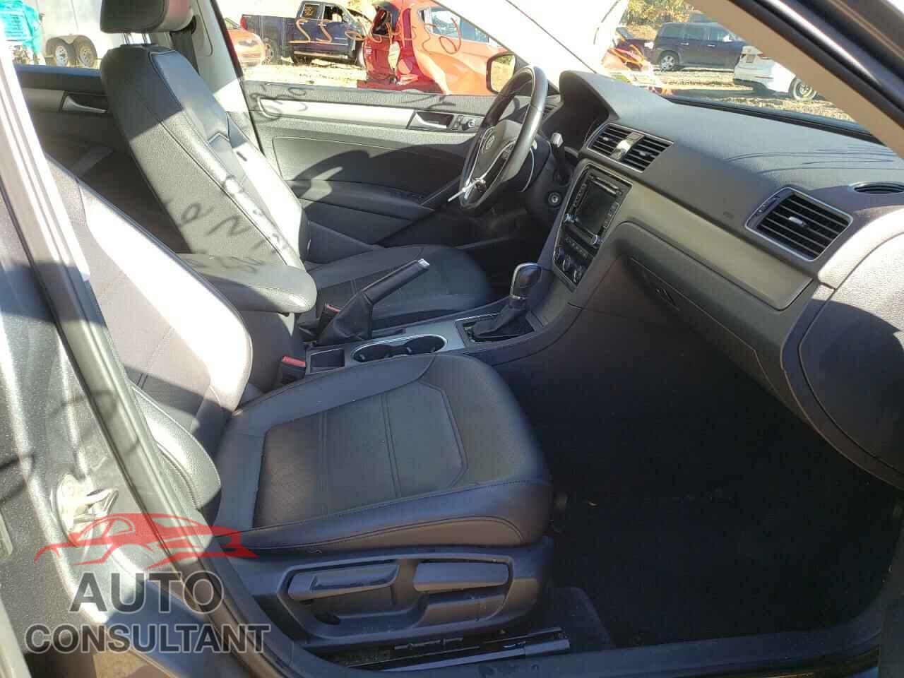 VOLKSWAGEN PASSAT 2015 - 1VWBV7A32FC102271