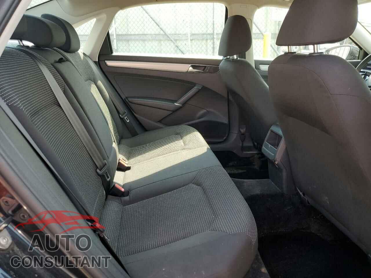 VOLKSWAGEN PASSAT 2017 - 1VWAT7A34HC075790
