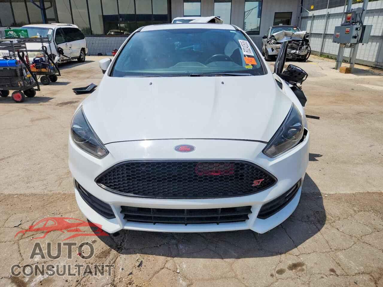 FORD FOCUS 2018 - 1FADP3L95JL232723