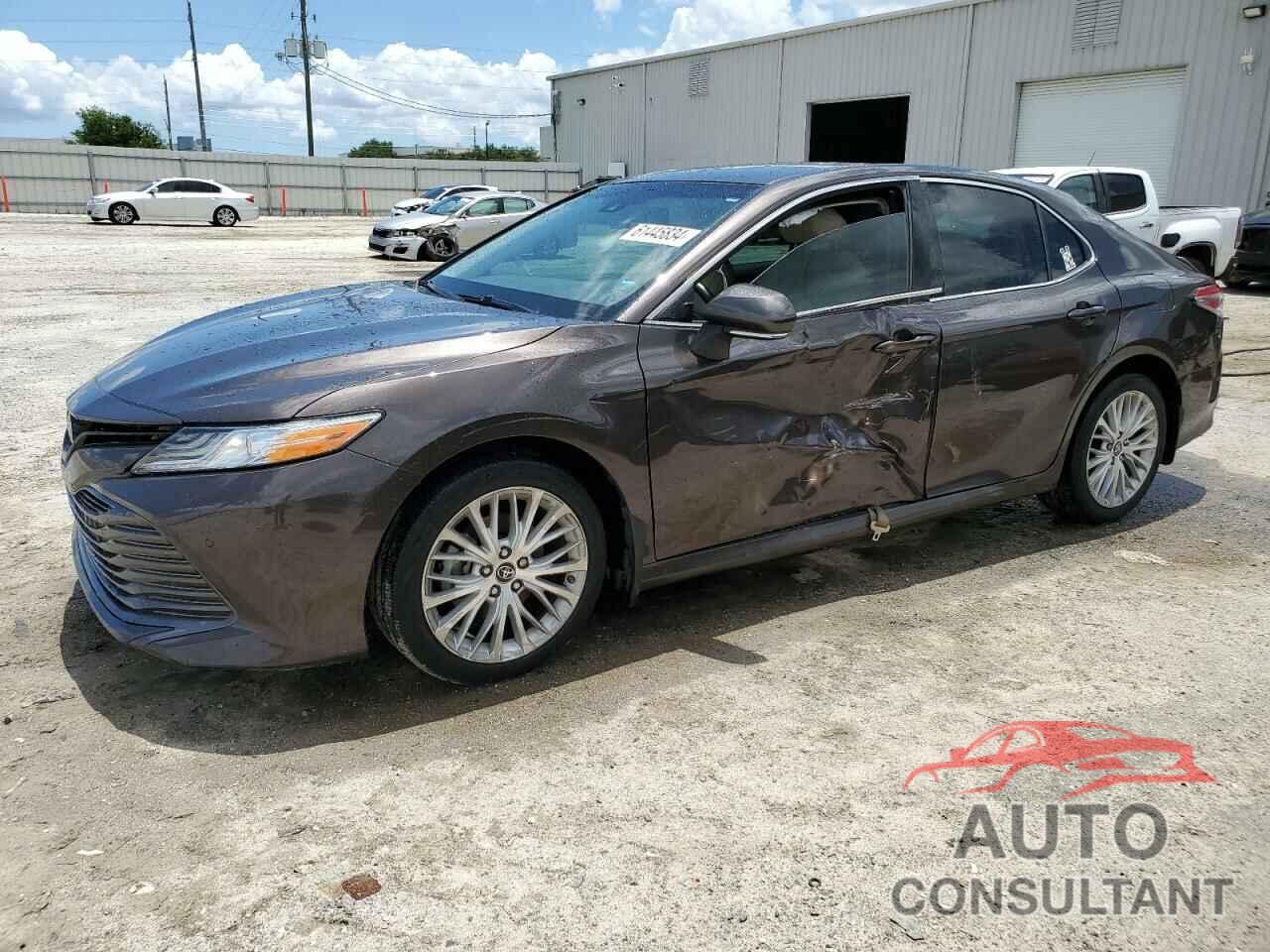 TOYOTA CAMRY 2018 - 4T1B11HK3JU123928