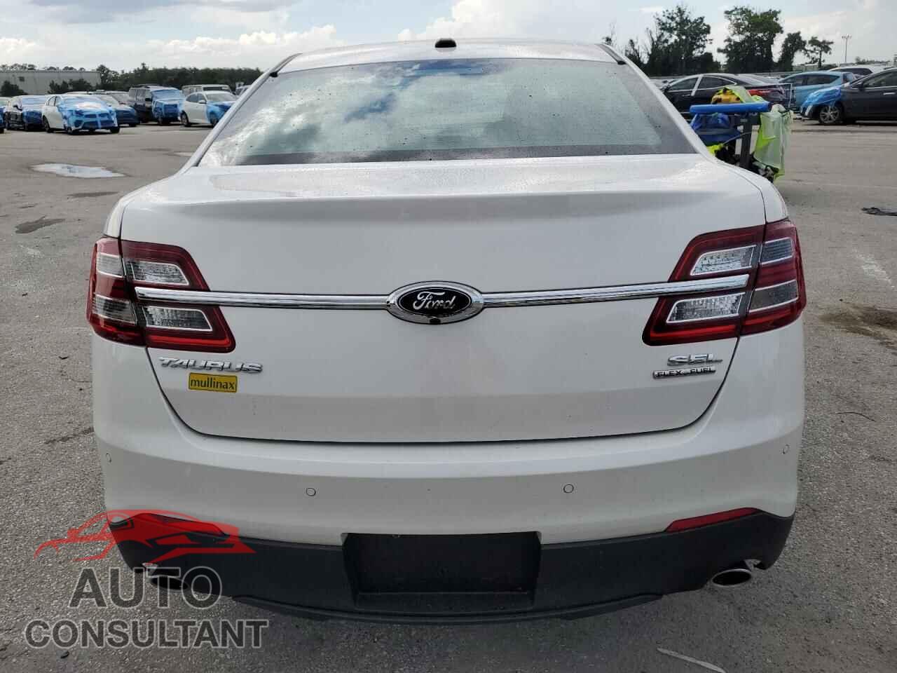FORD TAURUS 2018 - 1FAHP2E84JG142102
