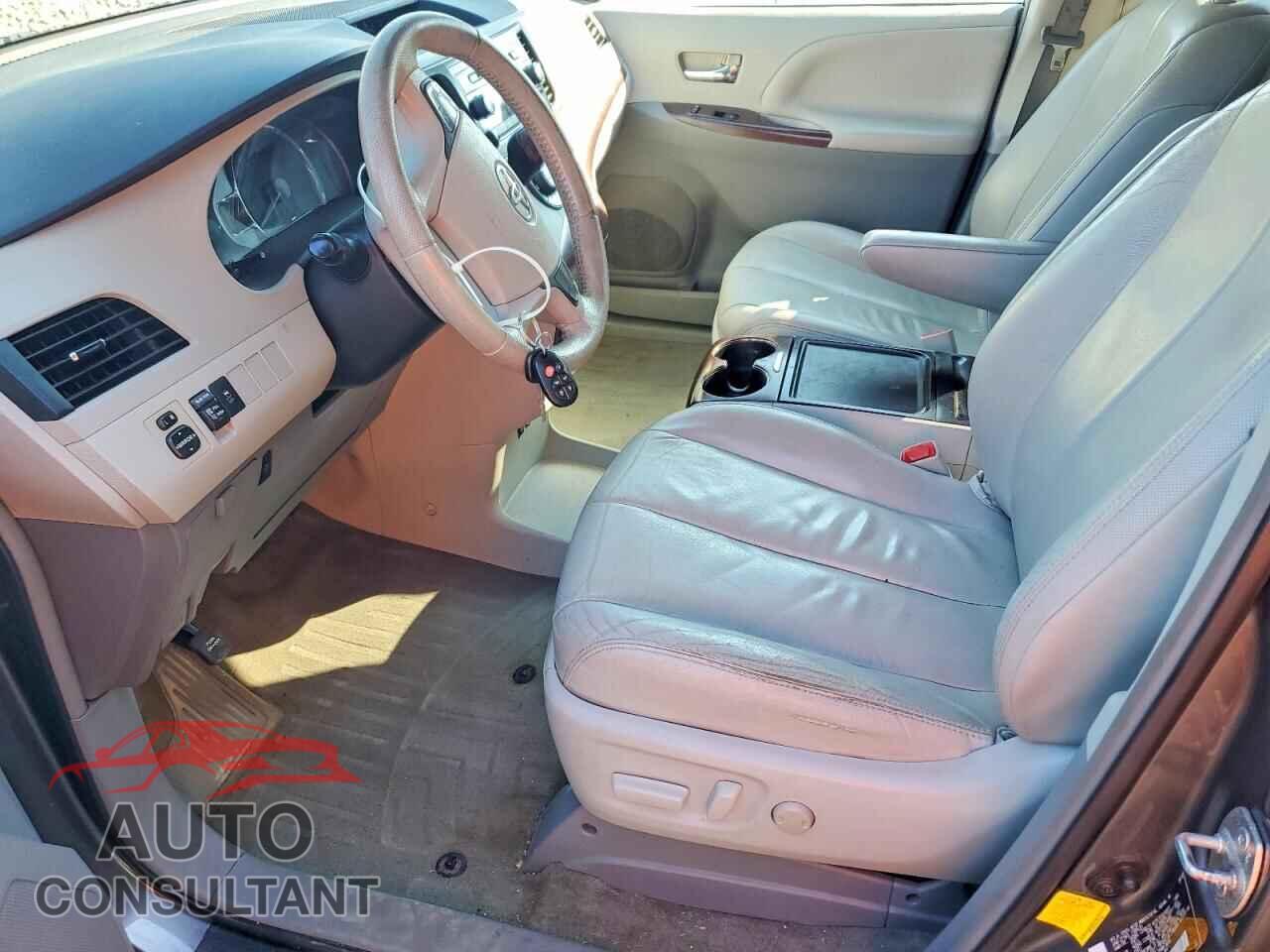 TOYOTA SIENNA 2013 - 5TDYK3DC8DS291403